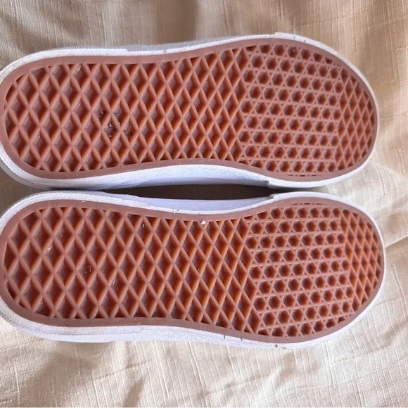 Women’s Vans Seldan low top sneaker. - Picture 5 of 5